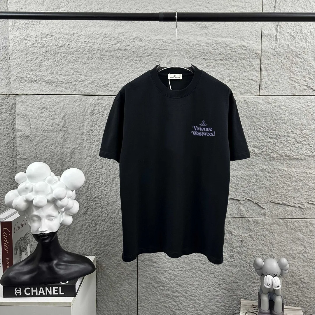 Vivienne Westwood*Western Queen*2026 Spring and Summer New Arrival Classic totem heat transfer process Customized double yarn plain cotton fabric Short-sleeved T-shirt Men and women Same Style Color: Black White Size: S (90-130 pounds) M (120-150 pounds) L (140-165 pounds) XL (160-180 pounds) XXL (180 pounds)